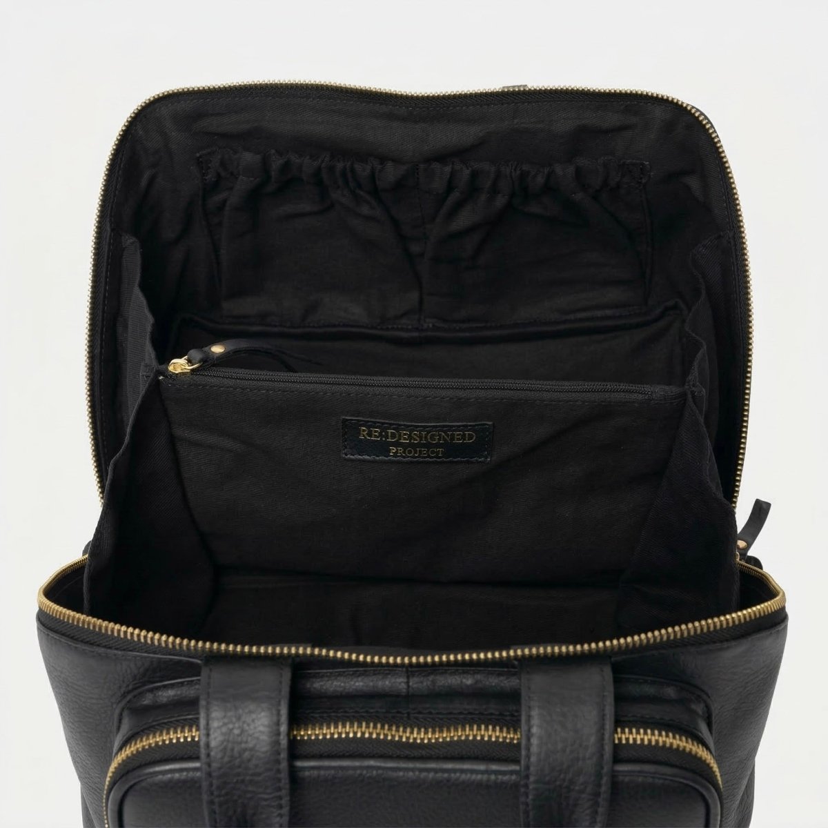 RE:DESIGNED Project 39 - BONIFAKTUR - Taupe - #farbe_black-and-gold