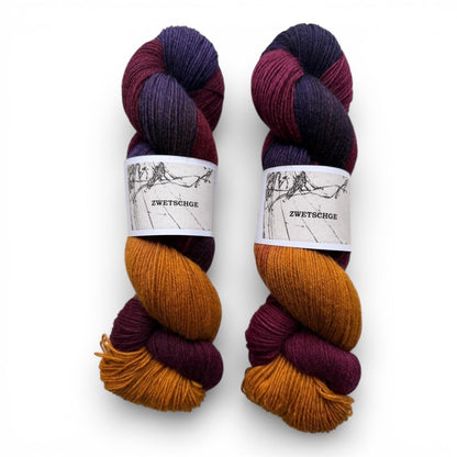 Atelier Franziska Uhl Handgefärbte Sockenwolle - BONIFAKTUR - Zwetschge - Atelier Franziska Uhl Handgefärbte Sockenwolle